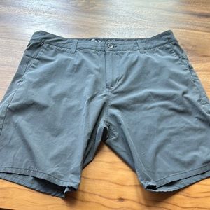 Vuori Meta shorts in gray 36